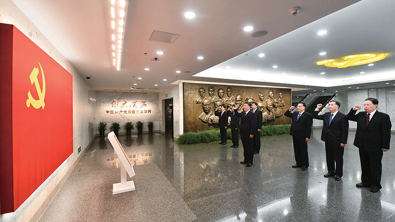 2017年10月31日，中共中央總書記、國家主席、中央軍委主席習近平帶領中共中央政治局常委李克強、栗戰(zhàn)書、汪洋、王滬寧、趙樂際、韓正，瞻仰上海中共一大會址和浙江嘉興南湖紅船。這是31日上午，在上海中共一大會址紀念館，習近平帶領其他中共中央政治局常委同志一起重溫入黨誓詞。 
